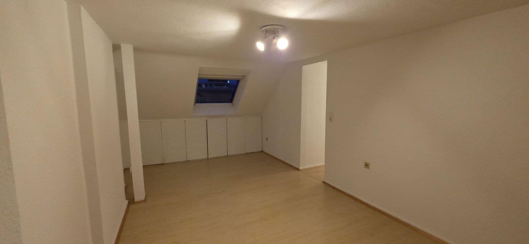 Pronájem bytu 2+1 43 m², Düsseldorf, Severní Porýní-Vestfálsko Pronájem bytu 2+1 43 m², Düsseldorf, Severní Porýní-Vestfálsko