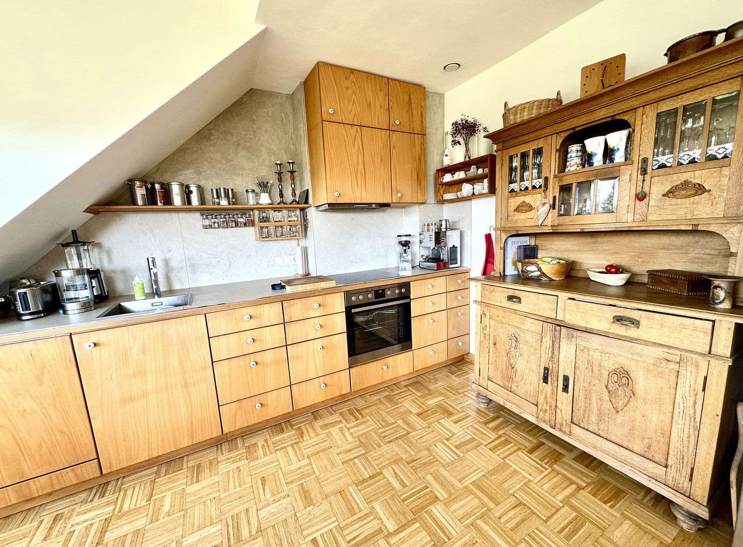 Prodej domu 300 m², pozemek 1.752 m², Ronnenberg, Dolní Sasko Prodej domu 300 m², pozemek 1.752 m², Ronnenberg, Dolní Sasko