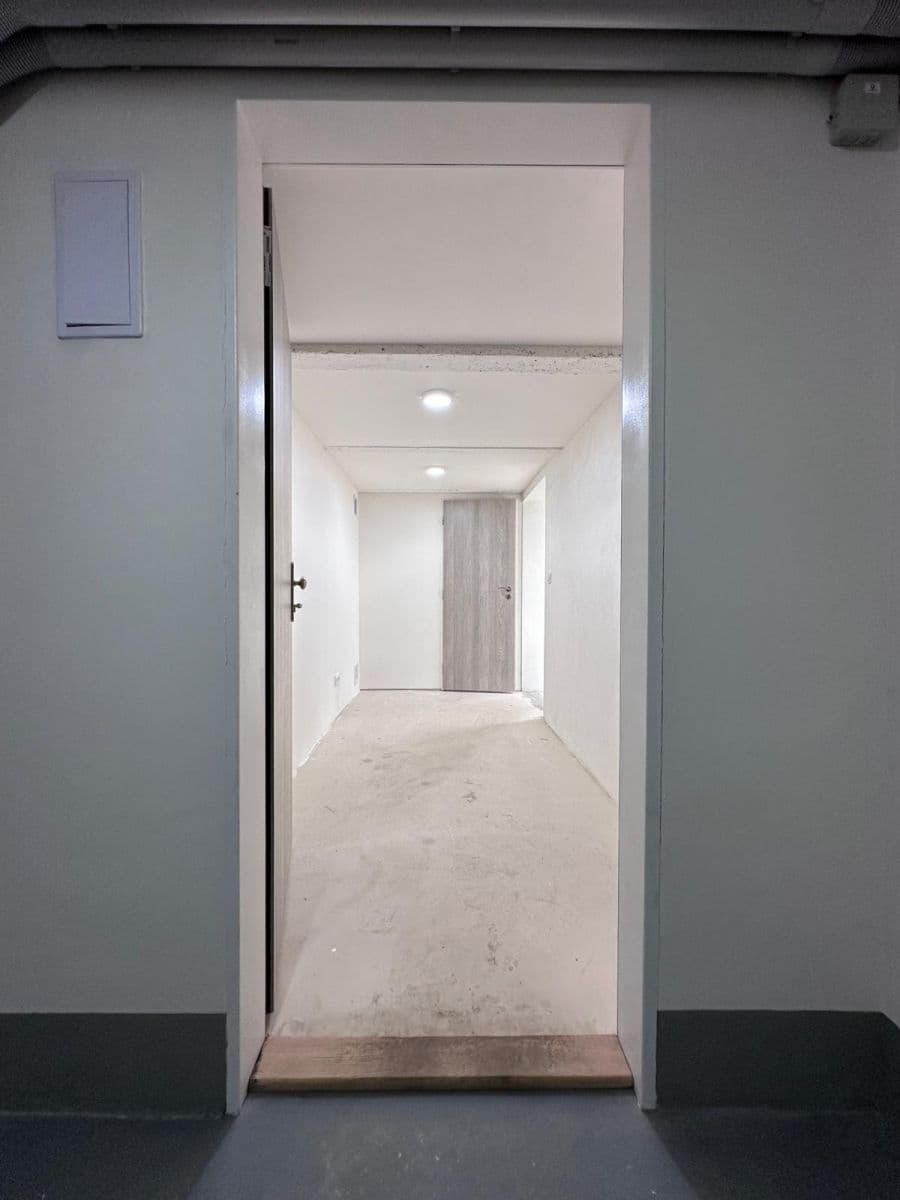 Prodej nebytového prostoru 35 m², Ve Stínu, Praha, Praha Prodej nebytového prostoru 35 m², Ve Stínu, Praha, Praha