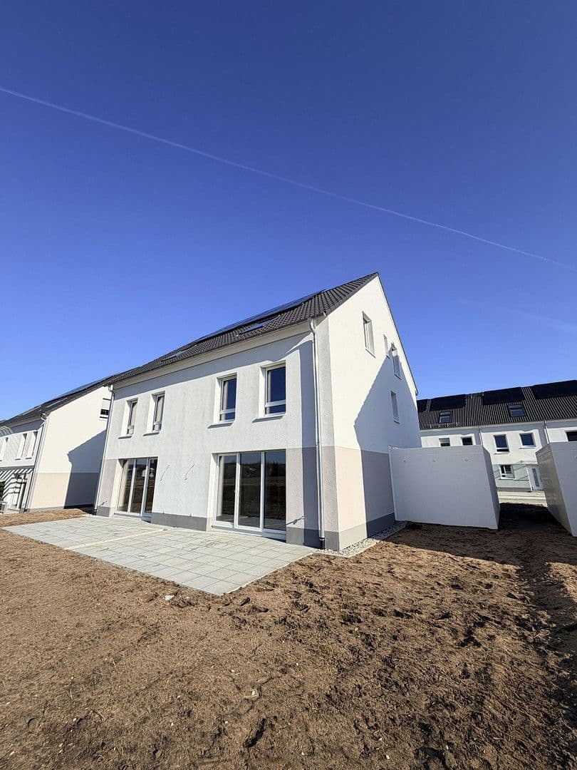 Pronájem domu 148 m², pozemek 240 m², Am Löhlein 43, Roth, Bavorsko Pronájem domu 148 m², pozemek 240 m², Am Löhlein 43, Roth, Bavorsko