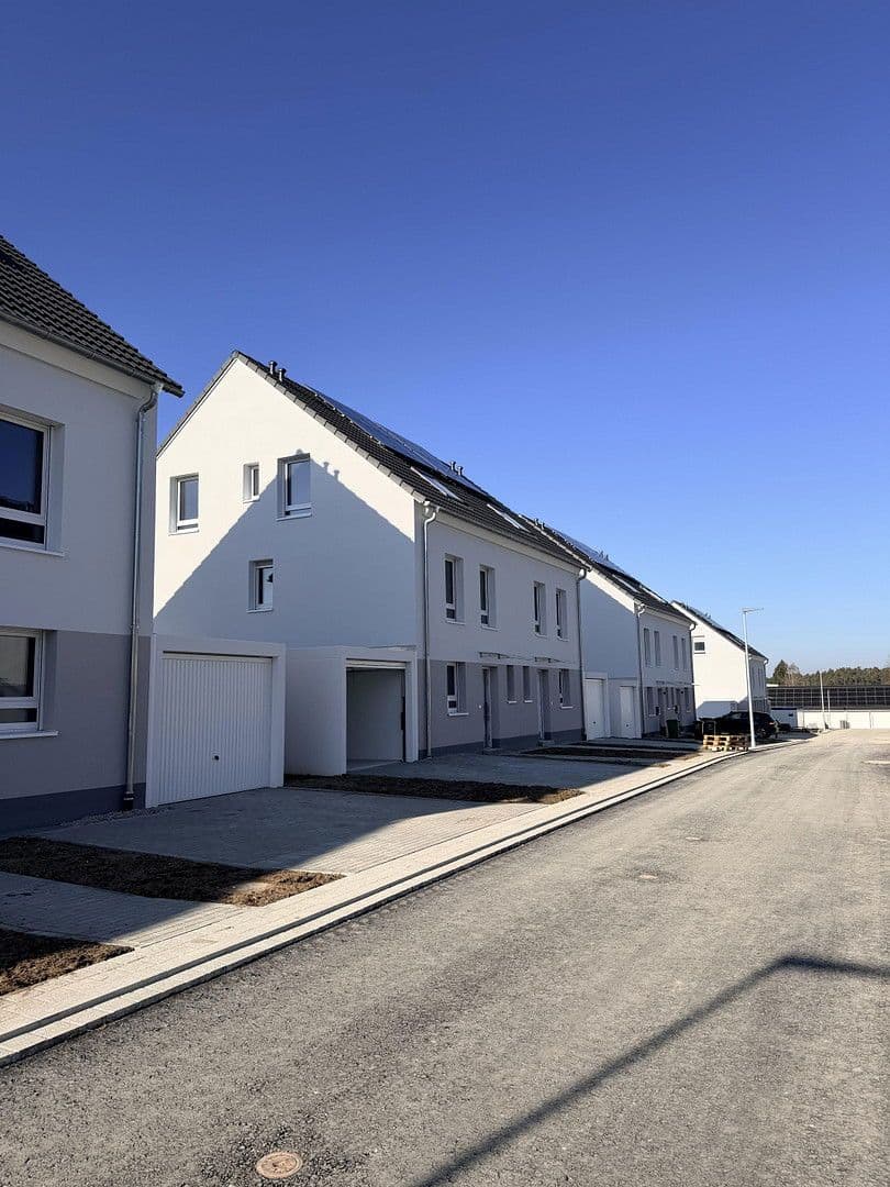 Pronájem domu 148 m², pozemek 240 m², Am Löhlein 43, Roth, Bavorsko Pronájem domu 148 m², pozemek 240 m², Am Löhlein 43, Roth, Bavorsko