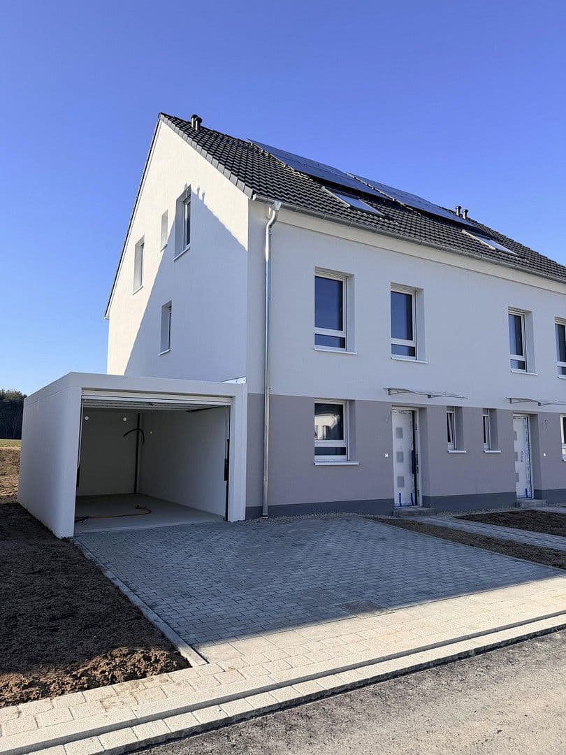 Pronájem domu 148 m², pozemek 240 m², Am Löhlein 43, Roth, Bavorsko Pronájem domu 148 m², pozemek 240 m², Am Löhlein 43, Roth, Bavorsko