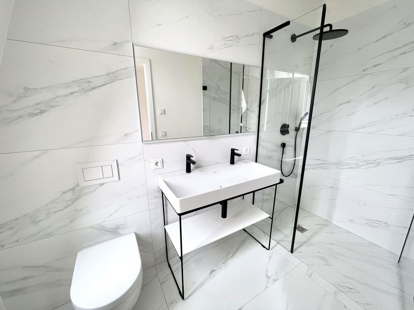 Prodej bytu 5+1 126 m², Düsseldorf, Severní Porýní-Vestfálsko Prodej bytu 5+1 126 m², Düsseldorf, Severní Porýní-Vestfálsko