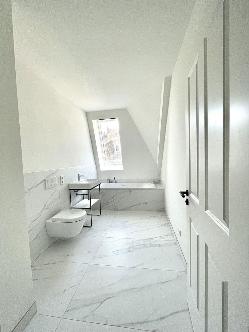 Prodej bytu 5+1 126 m², Düsseldorf, Severní Porýní-Vestfálsko Prodej bytu 5+1 126 m², Düsseldorf, Severní Porýní-Vestfálsko