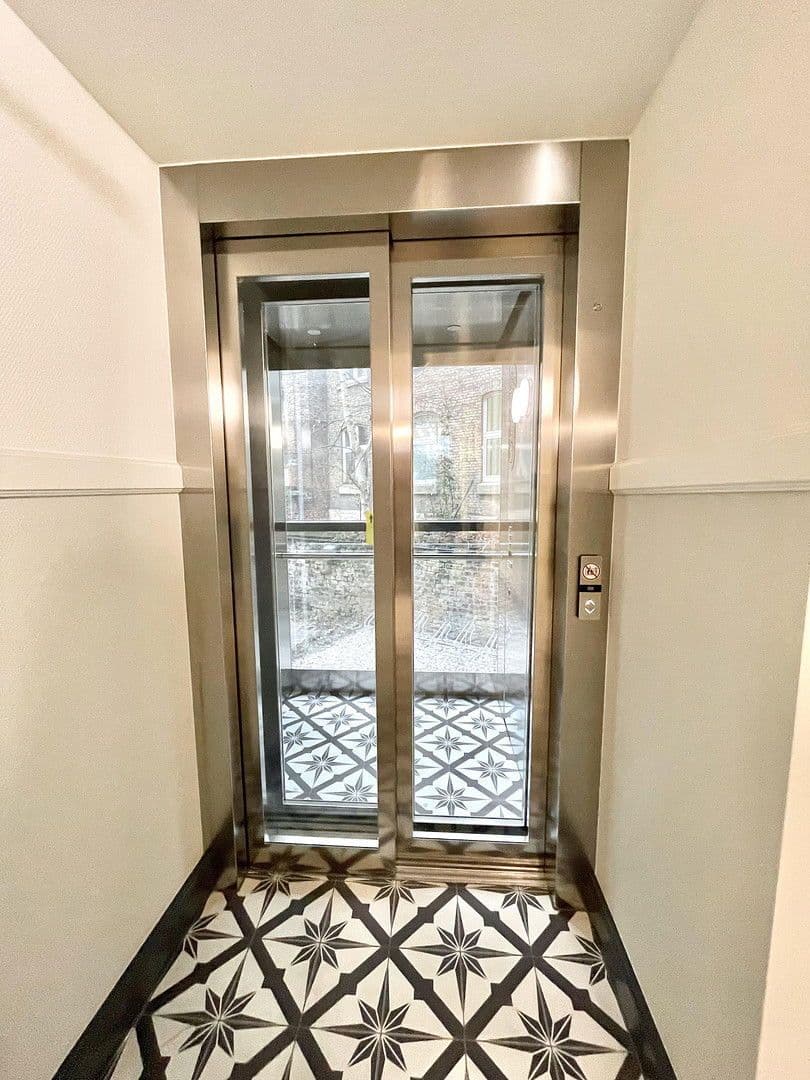 Prodej bytu 5+1 126 m², Düsseldorf, Severní Porýní-Vestfálsko Prodej bytu 5+1 126 m², Düsseldorf, Severní Porýní-Vestfálsko