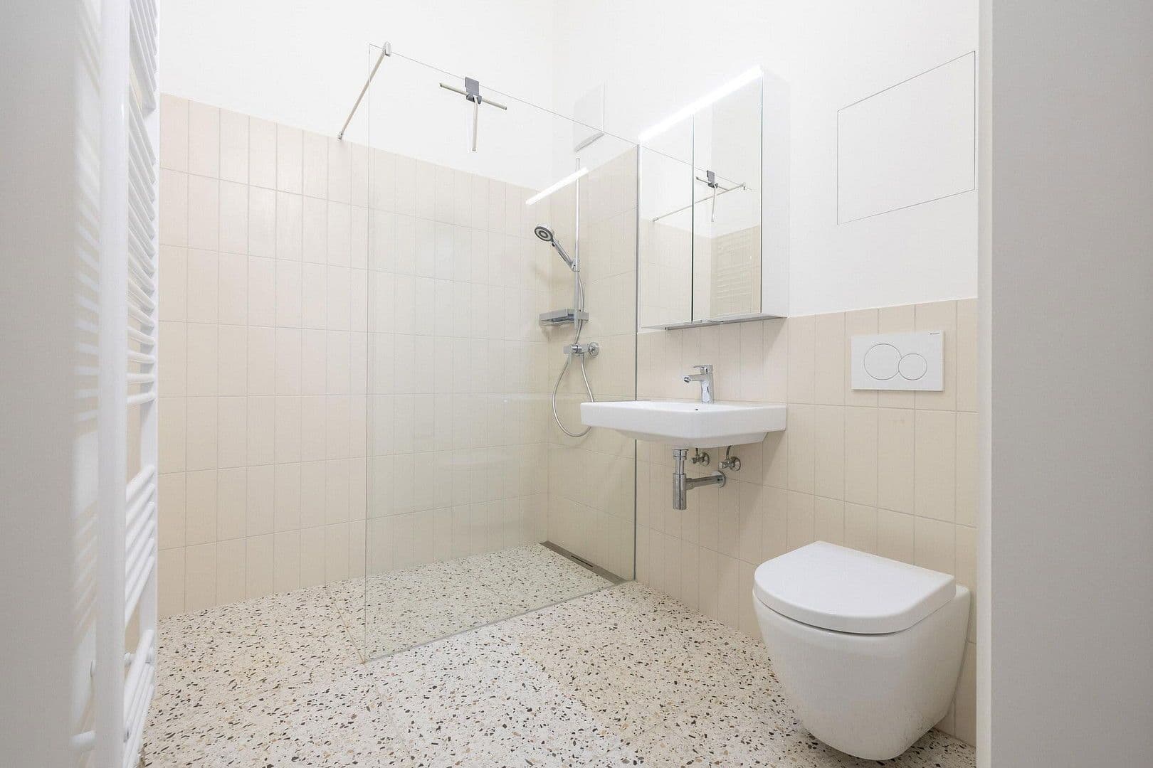 Pronájem bytu 2+1 60 m², Eisenbahnstr. 21, Waldshut-Tiengen, Bádensko-Württembersko Pronájem bytu 2+1 60 m², Eisenbahnstr. 21, Waldshut-Tiengen, Bádensko-Württembersko