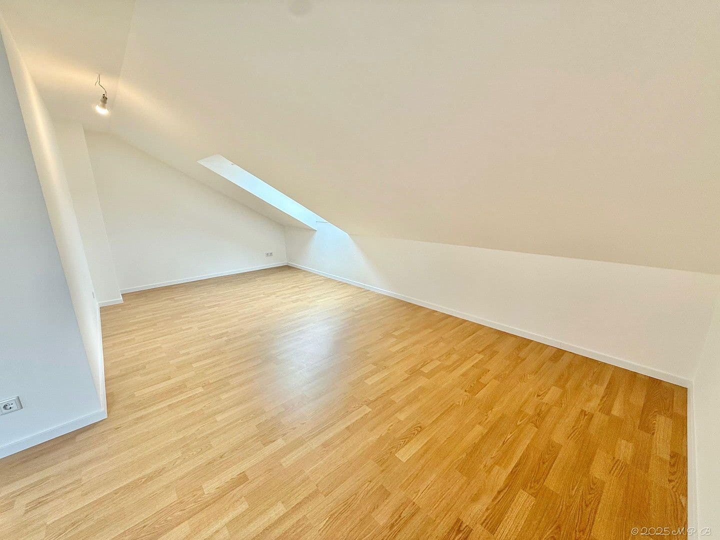 Prodej domu 213 m², pozemek 271 m², Rheinbrohler Weg 39, Düsseldorf, Severní Porýní-Vestfálsko Prodej domu 213 m², pozemek 271 m², Rheinbrohler Weg 39, Düsseldorf, Severní Porýní-Vestfálsko