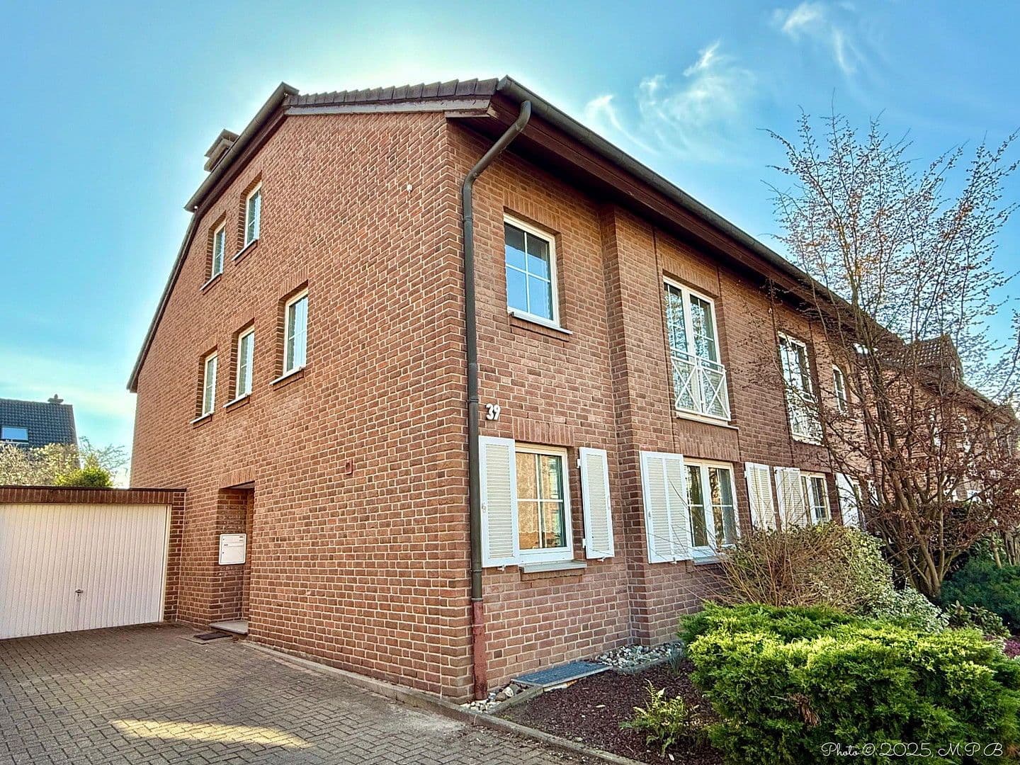 Prodej domu 213 m², pozemek 271 m², Rheinbrohler Weg 39, Düsseldorf, Severní Porýní-Vestfálsko Prodej domu 213 m², pozemek 271 m², Rheinbrohler Weg 39, Düsseldorf, Severní Porýní-Vestfálsko