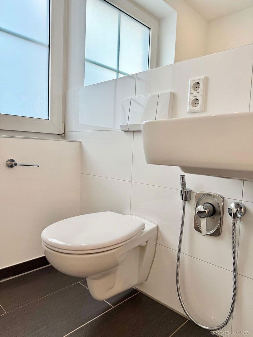 Prodej domu 213 m², pozemek 271 m², Rheinbrohler Weg 39, Düsseldorf, Severní Porýní-Vestfálsko Prodej domu 213 m², pozemek 271 m², Rheinbrohler Weg 39, Düsseldorf, Severní Porýní-Vestfálsko