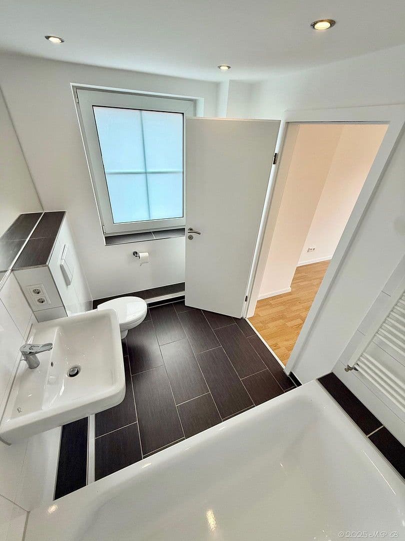 Prodej domu 213 m², pozemek 271 m², Rheinbrohler Weg 39, Düsseldorf, Severní Porýní-Vestfálsko Prodej domu 213 m², pozemek 271 m², Rheinbrohler Weg 39, Düsseldorf, Severní Porýní-Vestfálsko