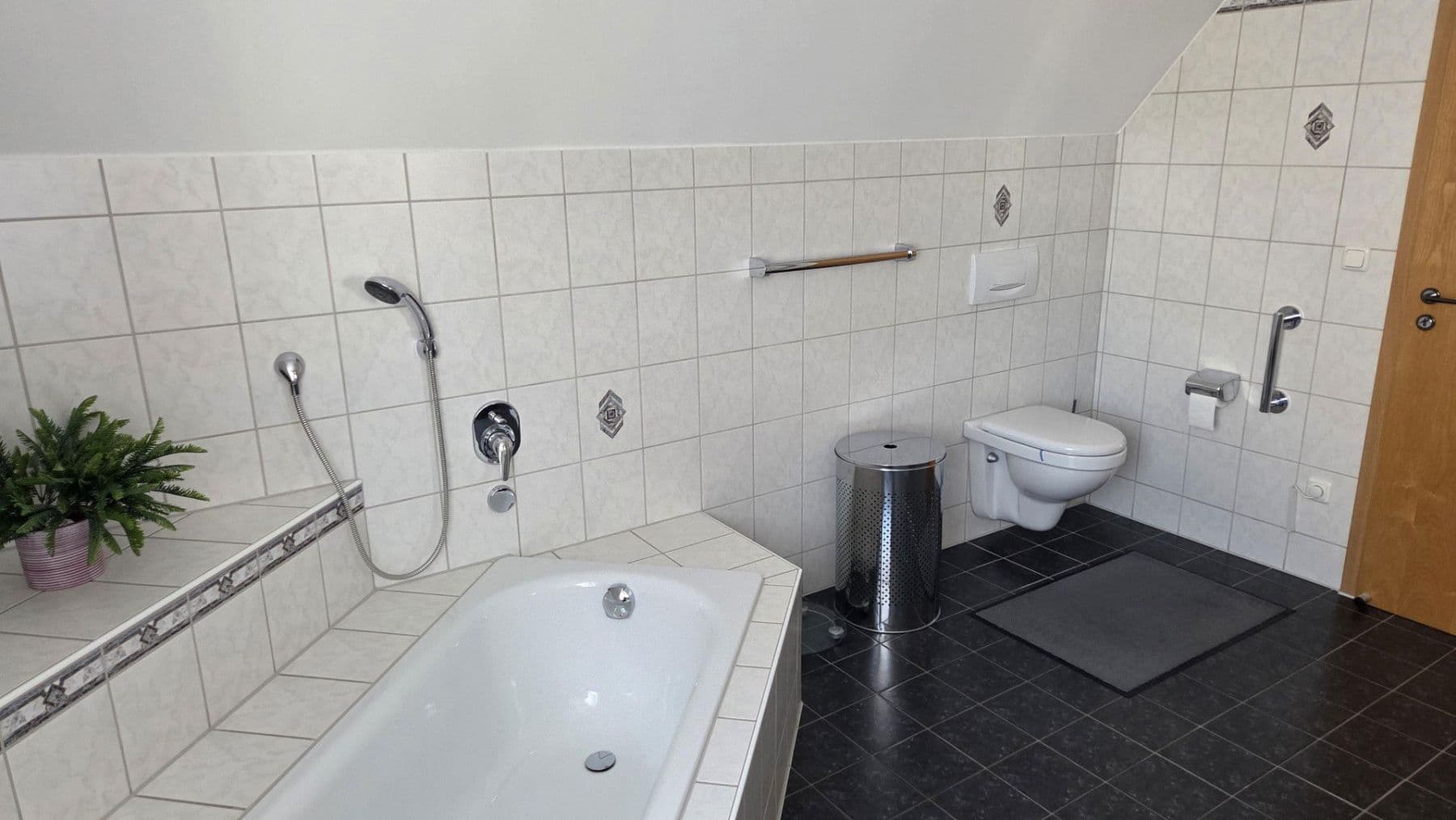 Prodej domu 162 m², pozemek 659 m², Roßtal, Bavorsko Prodej domu 162 m², pozemek 659 m², Roßtal, Bavorsko
