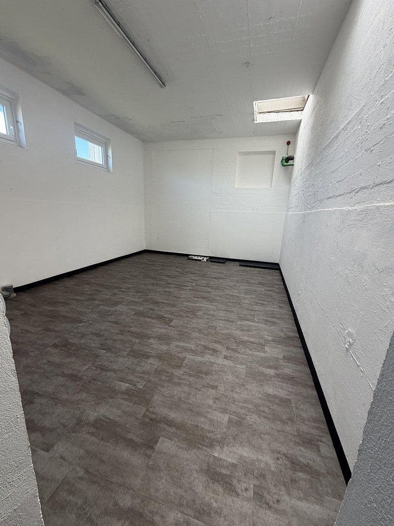 Pronájem nebytového prostoru 460 m², Posener Straße 35A, Lübeck, Šlesvicko-Holštýnsko Pronájem nebytového prostoru 460 m², Posener Straße 35A, Lübeck, Šlesvicko-Holštýnsko