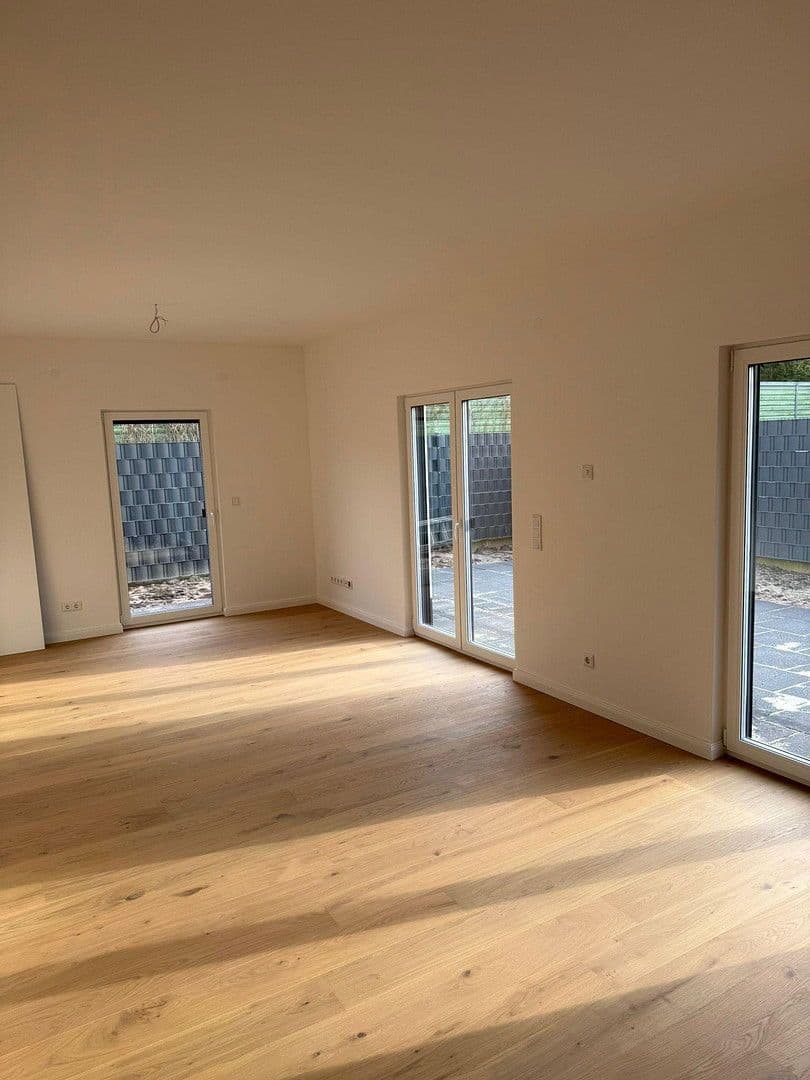 Prodej domu 127 m², pozemek 321 m², Kattenturmer Heerstraße 138c, Bremen, Bremen Prodej domu 127 m², pozemek 321 m², Kattenturmer Heerstraße 138c, Bremen, Bremen