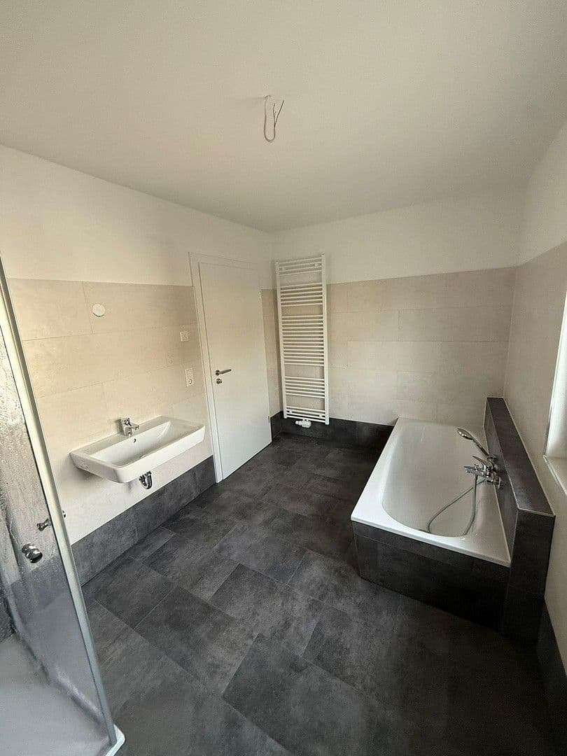 Prodej domu 127 m², pozemek 321 m², Kattenturmer Heerstraße 138c, Bremen, Bremen Prodej domu 127 m², pozemek 321 m², Kattenturmer Heerstraße 138c, Bremen, Bremen