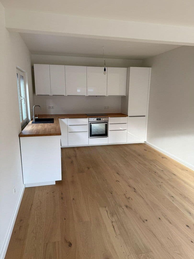 Prodej domu 127 m², pozemek 321 m², Kattenturmer Heerstraße 138c, Bremen, Bremen Prodej domu 127 m², pozemek 321 m², Kattenturmer Heerstraße 138c, Bremen, Bremen