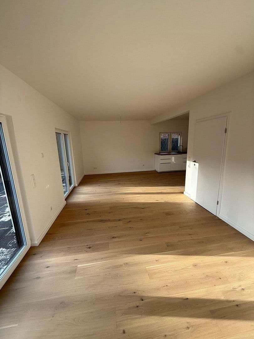 Prodej domu 127 m², pozemek 321 m², Kattenturmer Heerstraße 138c, Bremen, Bremen Prodej domu 127 m², pozemek 321 m², Kattenturmer Heerstraße 138c, Bremen, Bremen