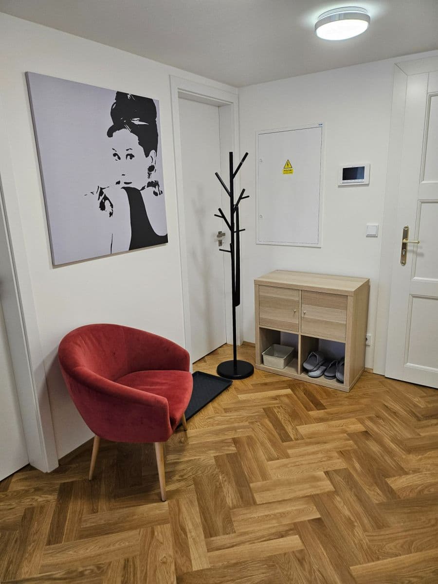 Pronájem kanceláře 12 m², Hradešínská, Praha, Praha Pronájem kanceláře 12 m², Hradešínská, Praha, Praha