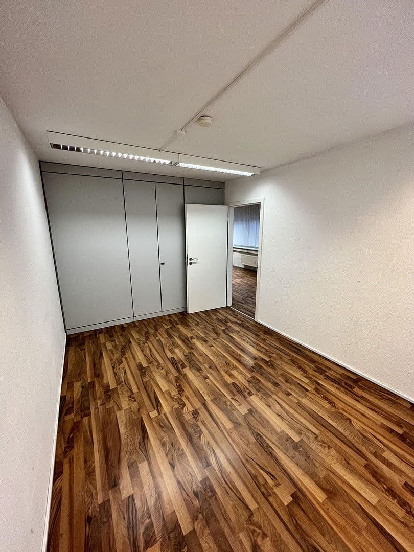 Pronájem kanceláře 175 m², Eichenweg 19, Schwetzingen, Bádensko-Württembersko Pronájem kanceláře 175 m², Eichenweg 19, Schwetzingen, Bádensko-Württembersko