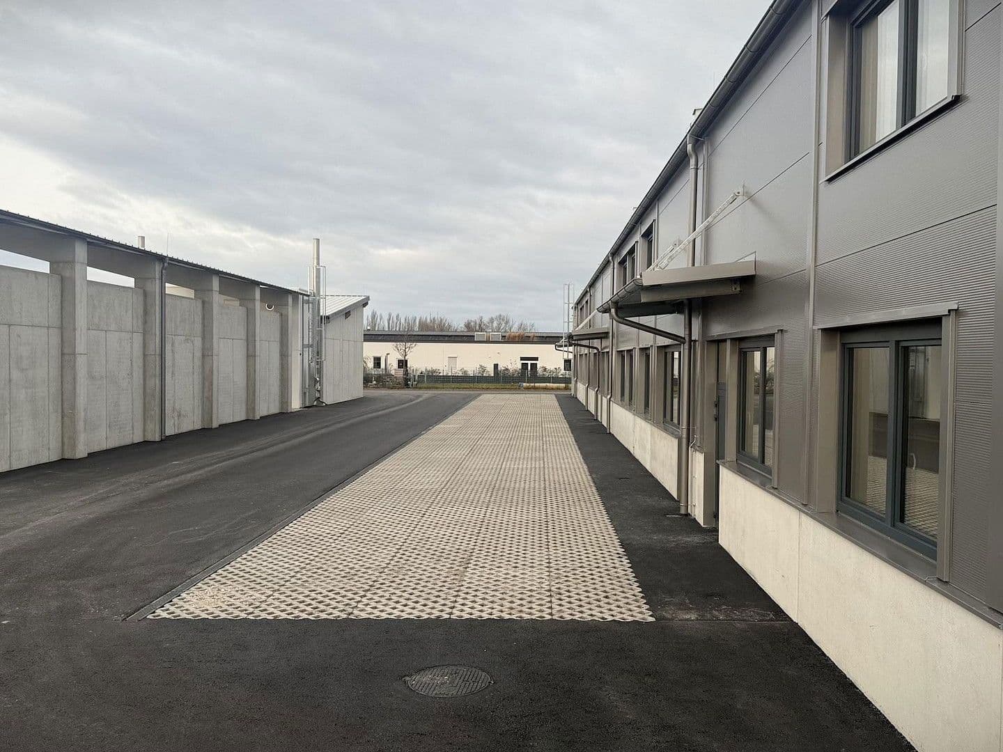 Pronájem nebytového prostoru 2.082 m², Gewerbepark B17 / II / Straße 3 / Objekt 11, Teesdorf, Dolní Rakousko Pronájem nebytového prostoru 2.082 m², Gewerbepark B17 / II / Straße 3 / Objekt 11, Teesdorf, Dolní Rakousko