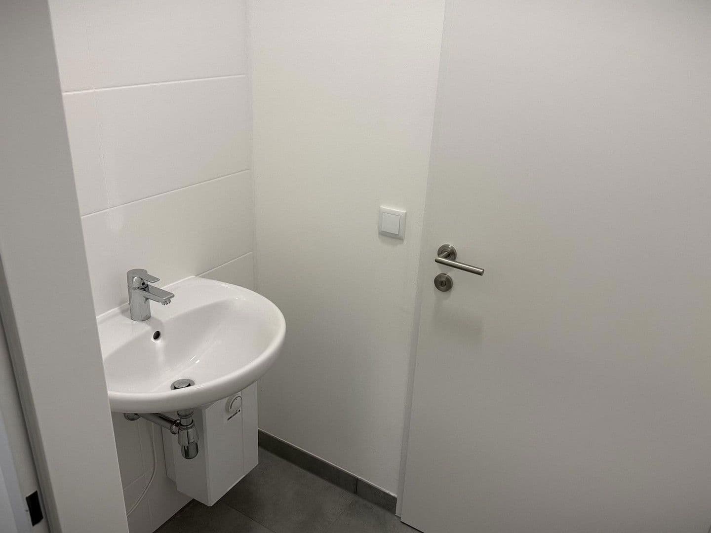 Pronájem nebytového prostoru 2.082 m², Gewerbepark B17 / II / Straße 3 / Objekt 11, Teesdorf, Dolní Rakousko Pronájem nebytového prostoru 2.082 m², Gewerbepark B17 / II / Straße 3 / Objekt 11, Teesdorf, Dolní Rakousko