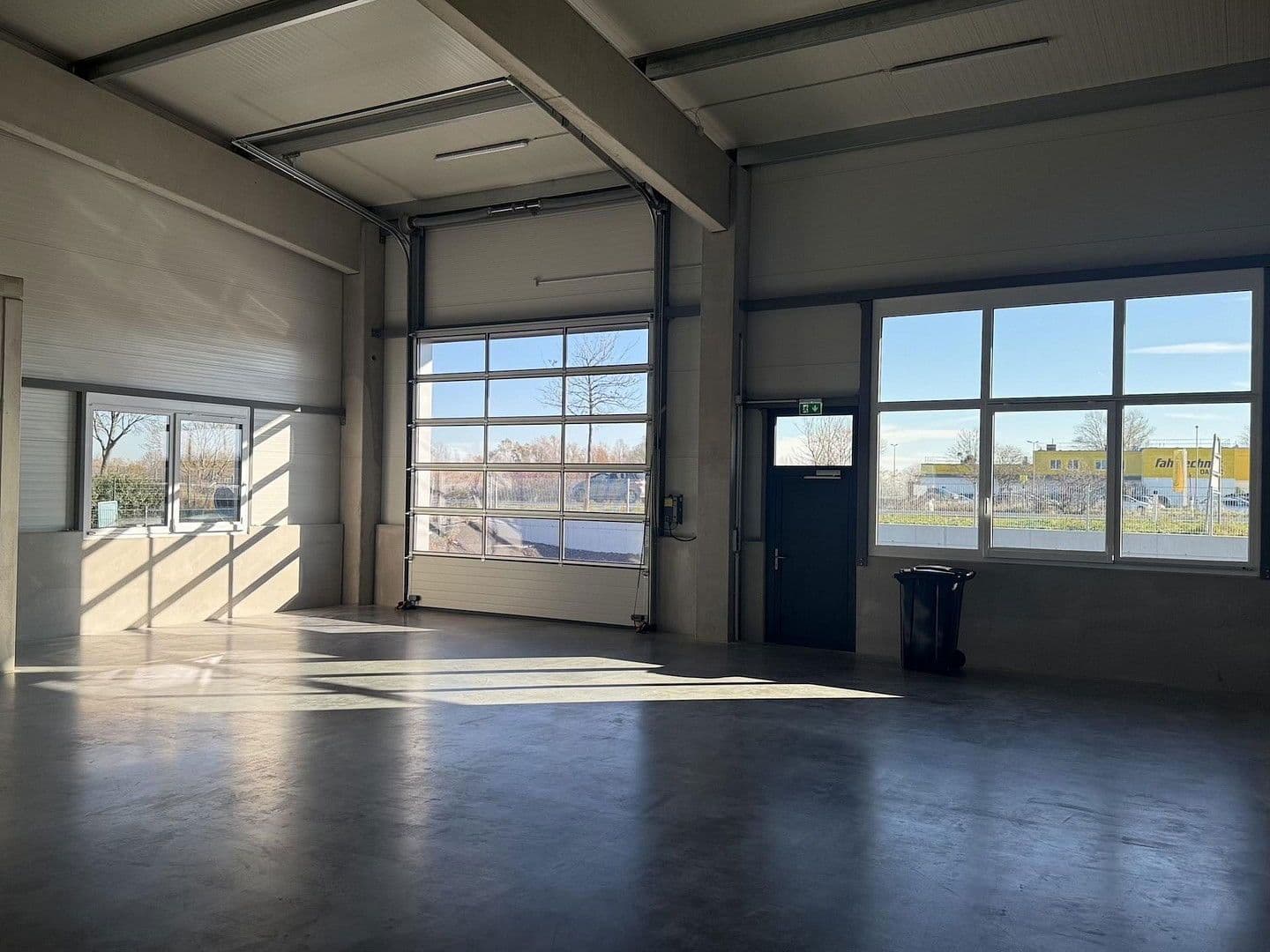 Pronájem nebytového prostoru 2.082 m², Gewerbepark B17 / II / Straße 3 / Objekt 11, Teesdorf, Dolní Rakousko Pronájem nebytového prostoru 2.082 m², Gewerbepark B17 / II / Straße 3 / Objekt 11, Teesdorf, Dolní Rakousko