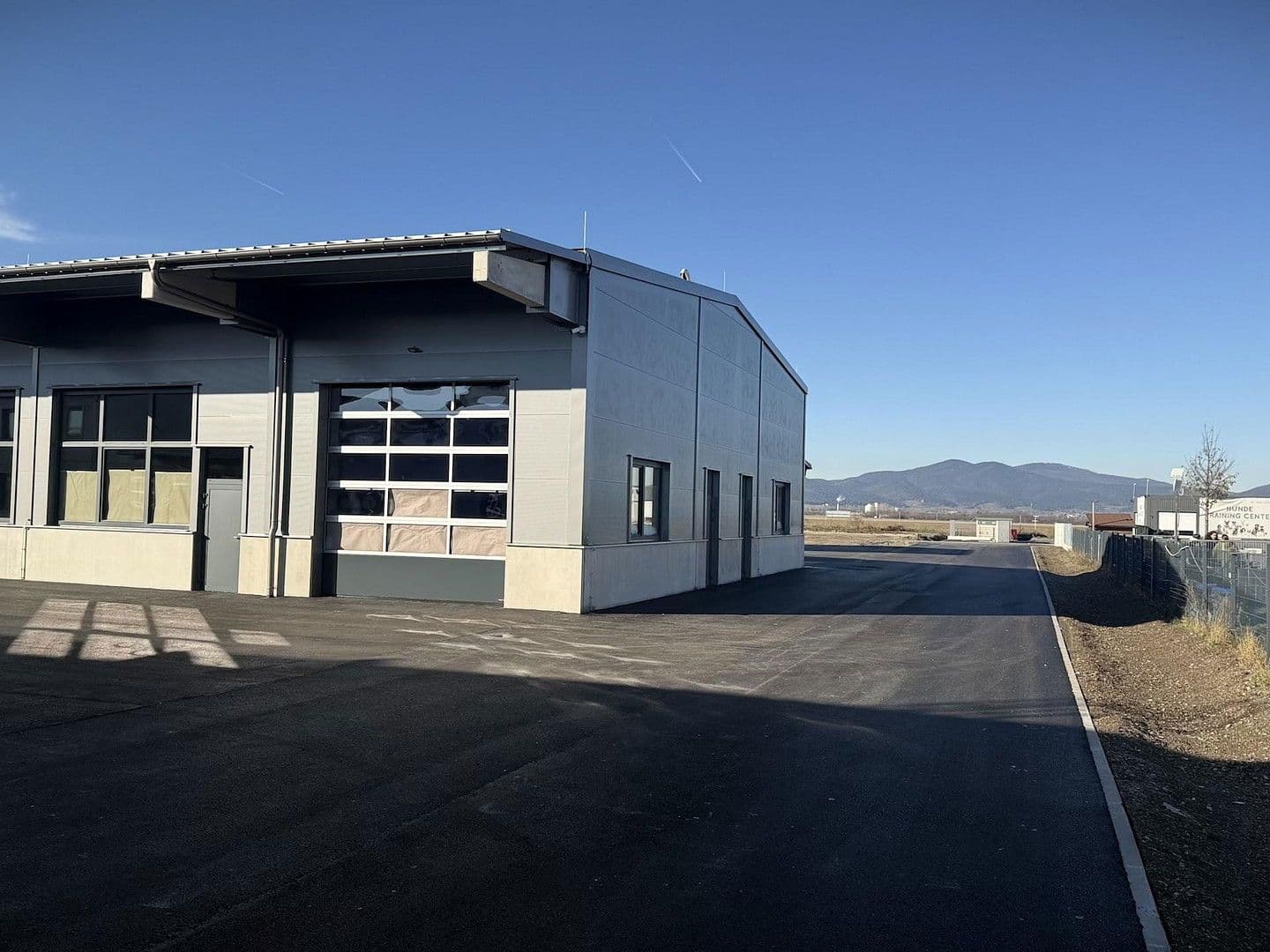 Pronájem nebytového prostoru 2.082 m², Gewerbepark B17 / II / Straße 3 / Objekt 11, Teesdorf, Dolní Rakousko Pronájem nebytového prostoru 2.082 m², Gewerbepark B17 / II / Straße 3 / Objekt 11, Teesdorf, Dolní Rakousko