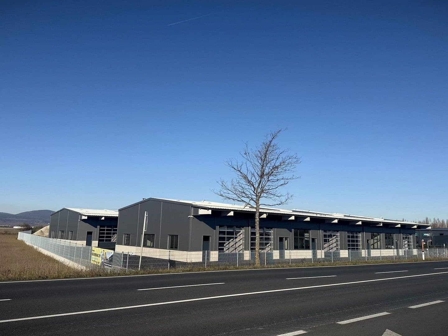 Pronájem nebytového prostoru 2.082 m², Gewerbepark B17 / II / Straße 3 / Objekt 11, Teesdorf, Dolní Rakousko Pronájem nebytového prostoru 2.082 m², Gewerbepark B17 / II / Straße 3 / Objekt 11, Teesdorf, Dolní Rakousko