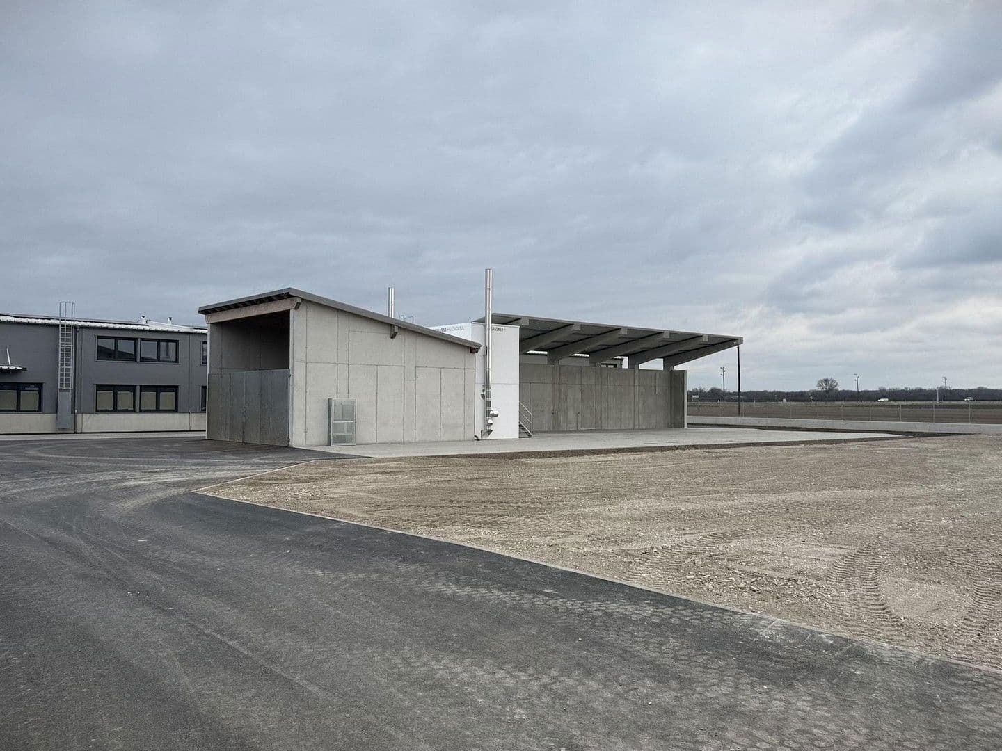 Pronájem nebytového prostoru 2.082 m², Gewerbepark B17 / II / Straße 3 / Objekt 11, Teesdorf, Dolní Rakousko Pronájem nebytového prostoru 2.082 m², Gewerbepark B17 / II / Straße 3 / Objekt 11, Teesdorf, Dolní Rakousko