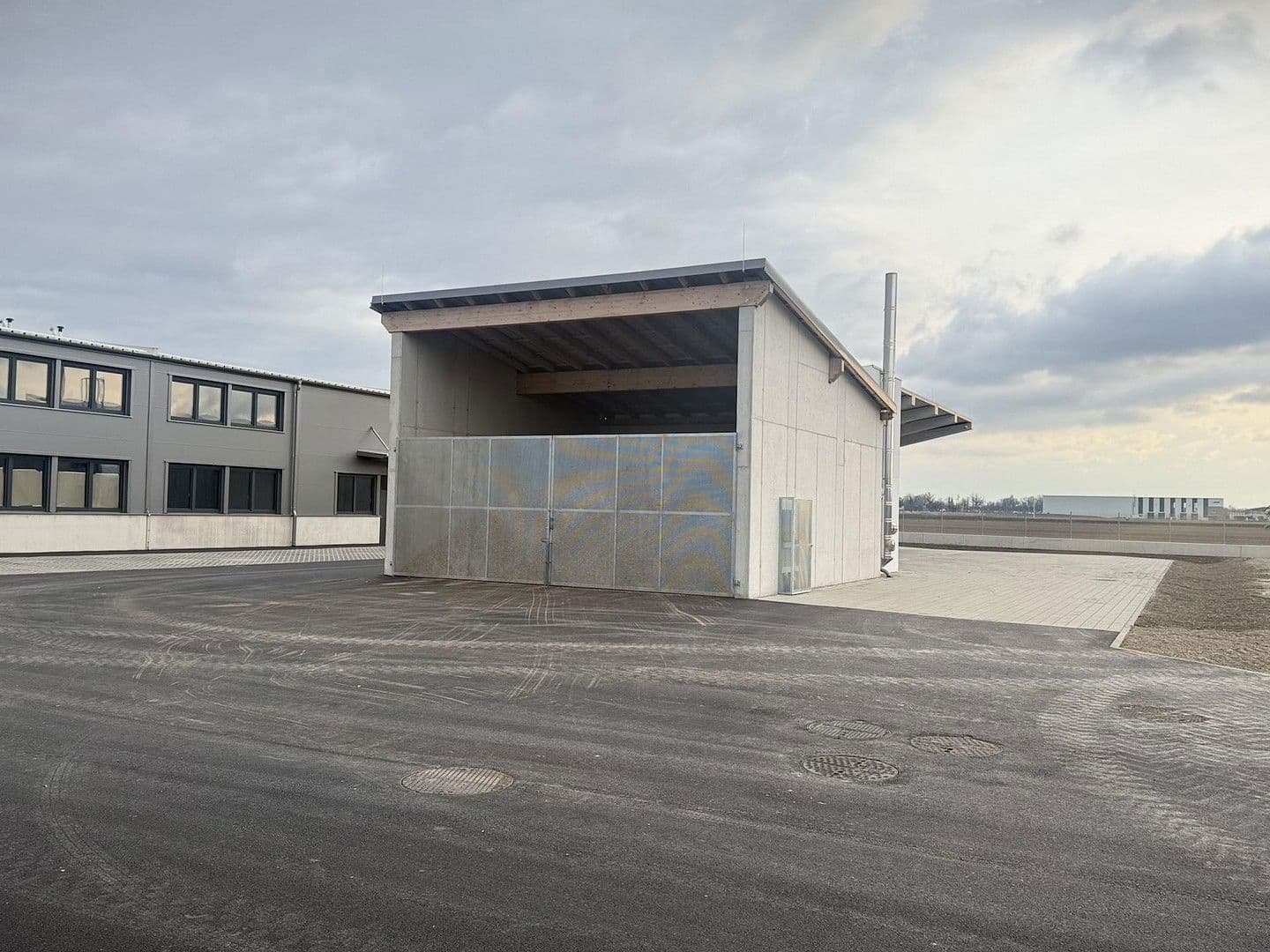 Pronájem nebytového prostoru 2.082 m², Gewerbepark B17 / II / Straße 3 / Objekt 11, Teesdorf, Dolní Rakousko Pronájem nebytového prostoru 2.082 m², Gewerbepark B17 / II / Straße 3 / Objekt 11, Teesdorf, Dolní Rakousko