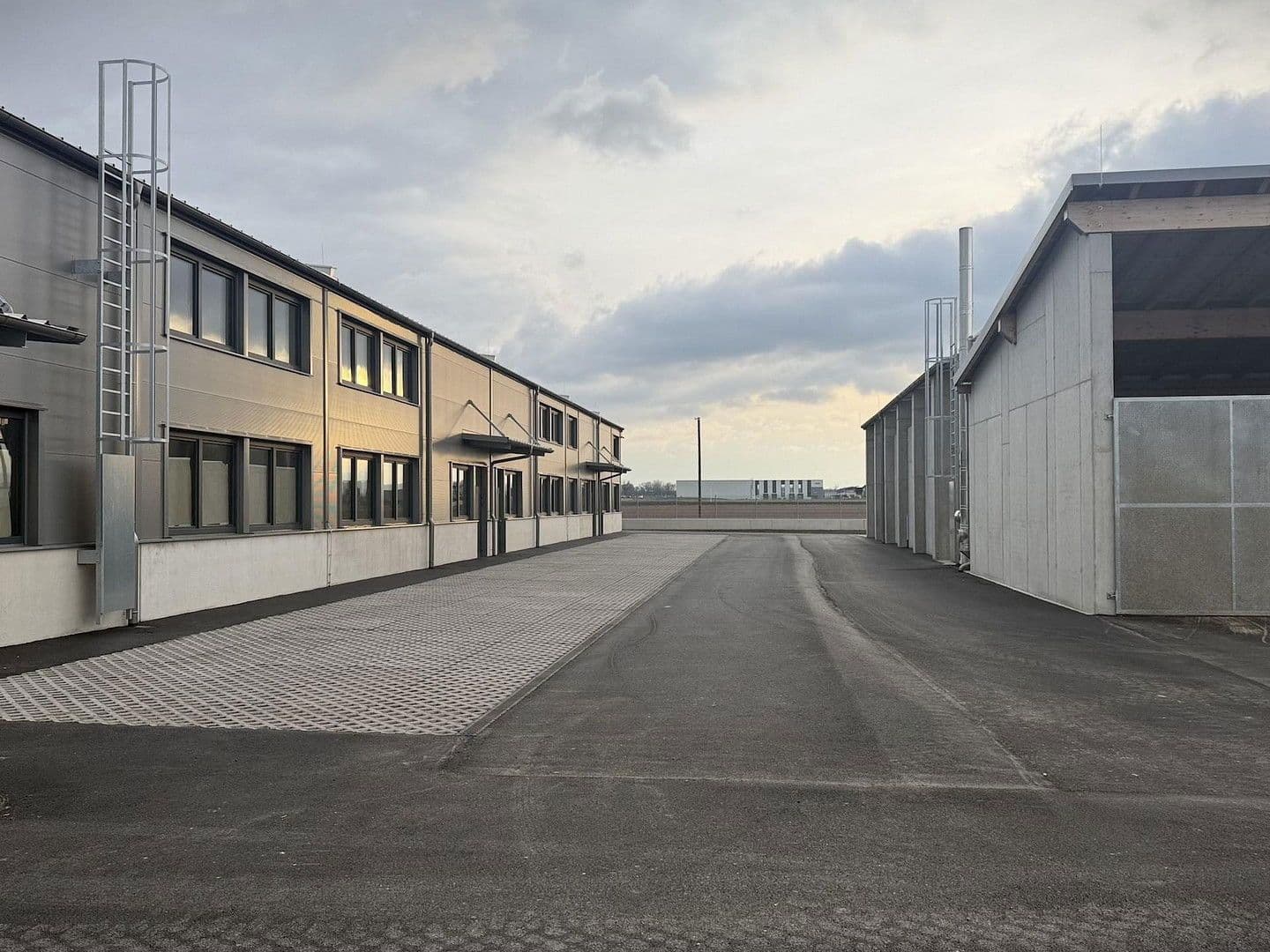 Pronájem nebytového prostoru 2.082 m², Gewerbepark B17 / II / Straße 3 / Objekt 11, Teesdorf, Dolní Rakousko Pronájem nebytového prostoru 2.082 m², Gewerbepark B17 / II / Straße 3 / Objekt 11, Teesdorf, Dolní Rakousko