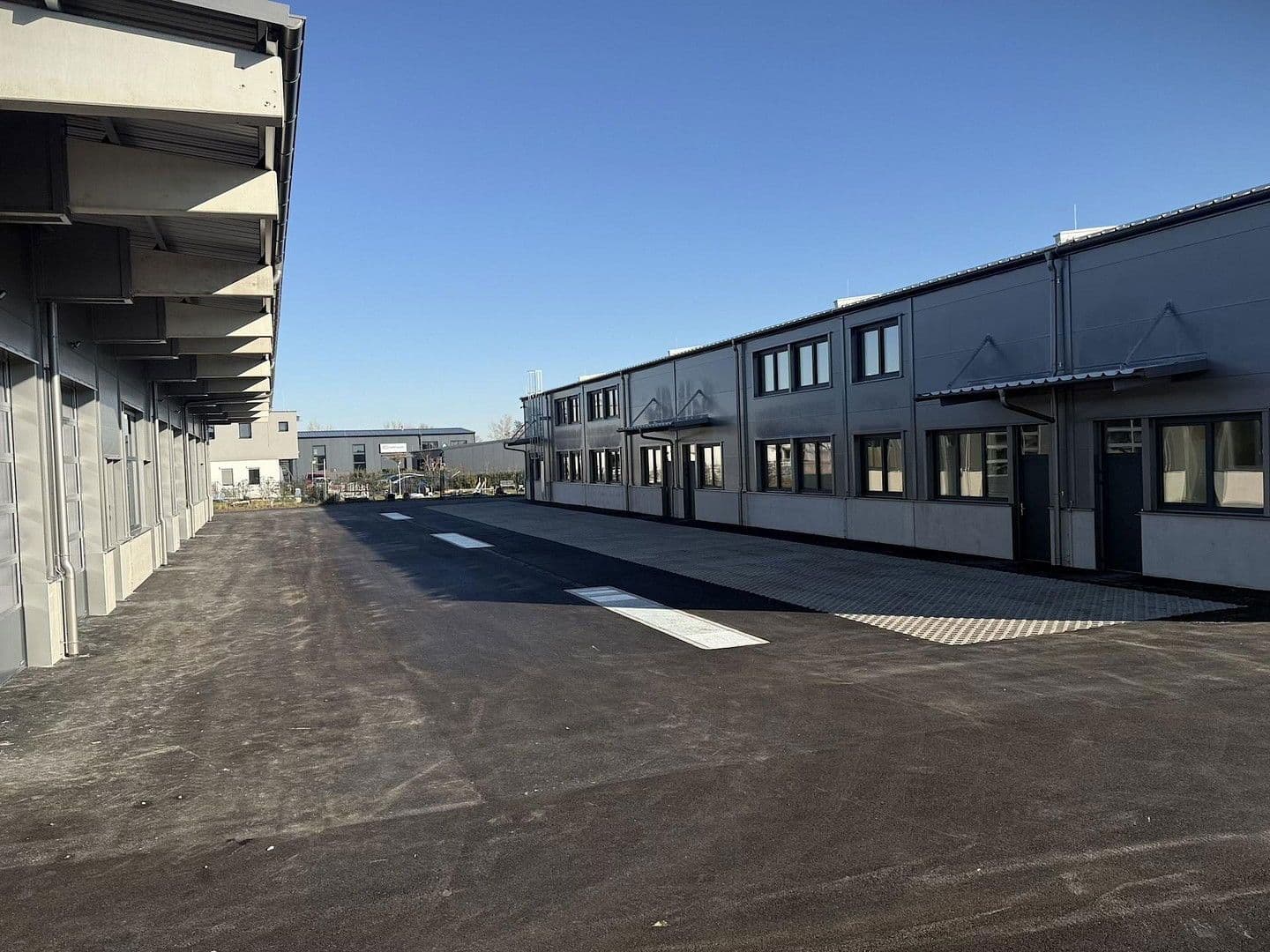 Pronájem nebytového prostoru 2.082 m², Gewerbepark B17 / II / Straße 3 / Objekt 11, Teesdorf, Dolní Rakousko Pronájem nebytového prostoru 2.082 m², Gewerbepark B17 / II / Straße 3 / Objekt 11, Teesdorf, Dolní Rakousko