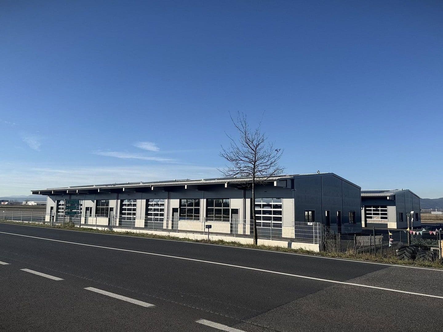 Pronájem nebytového prostoru 2.082 m², Gewerbepark B17 / II / Straße 3 / Objekt 11, Teesdorf, Dolní Rakousko Pronájem nebytového prostoru 2.082 m², Gewerbepark B17 / II / Straße 3 / Objekt 11, Teesdorf, Dolní Rakousko