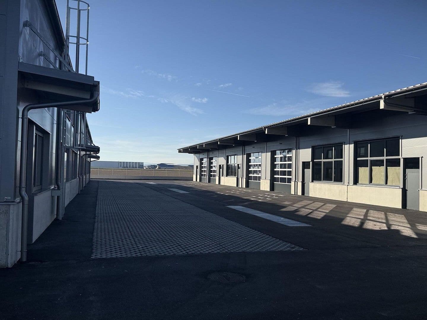 Pronájem nebytového prostoru 2.082 m², Gewerbepark B17 / II / Straße 3 / Objekt 11, Teesdorf, Dolní Rakousko Pronájem nebytového prostoru 2.082 m², Gewerbepark B17 / II / Straße 3 / Objekt 11, Teesdorf, Dolní Rakousko