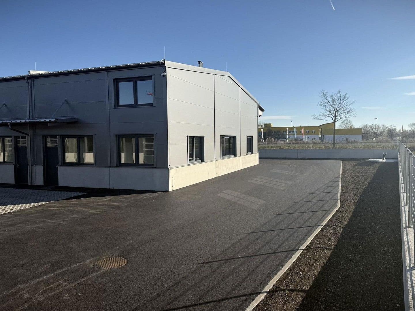 Pronájem nebytového prostoru 2.082 m², Gewerbepark B17 / II / Straße 3 / Objekt 11, Teesdorf, Dolní Rakousko Pronájem nebytového prostoru 2.082 m², Gewerbepark B17 / II / Straße 3 / Objekt 11, Teesdorf, Dolní Rakousko