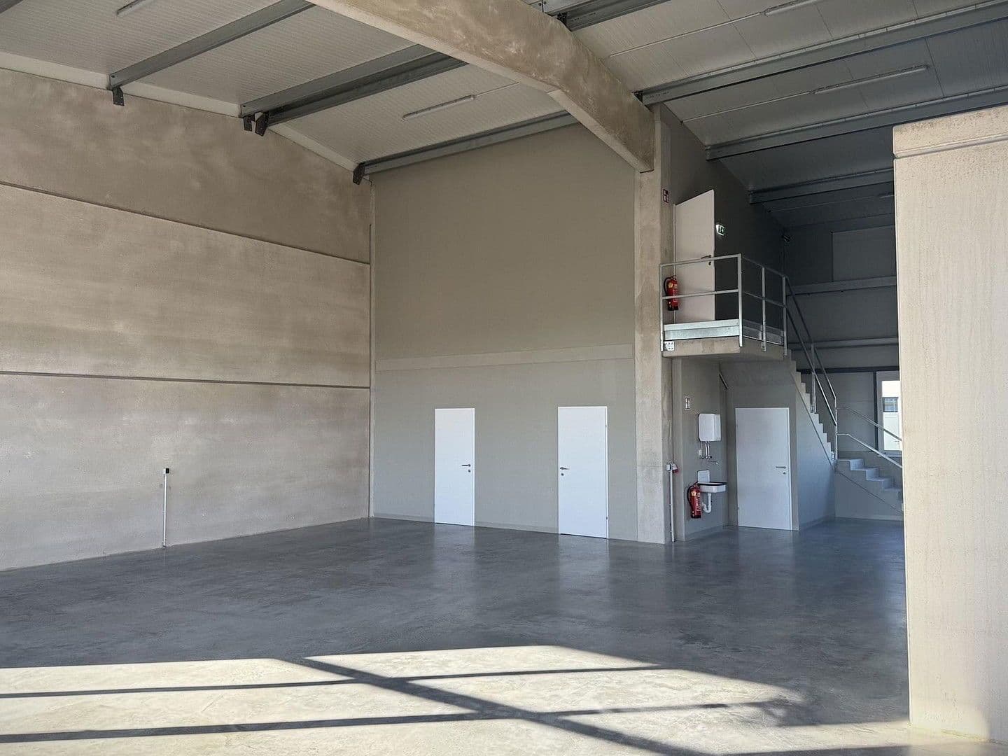 Pronájem nebytového prostoru 2.082 m², Gewerbepark B17 / II / Straße 3 / Objekt 11, Teesdorf, Dolní Rakousko Pronájem nebytového prostoru 2.082 m², Gewerbepark B17 / II / Straße 3 / Objekt 11, Teesdorf, Dolní Rakousko