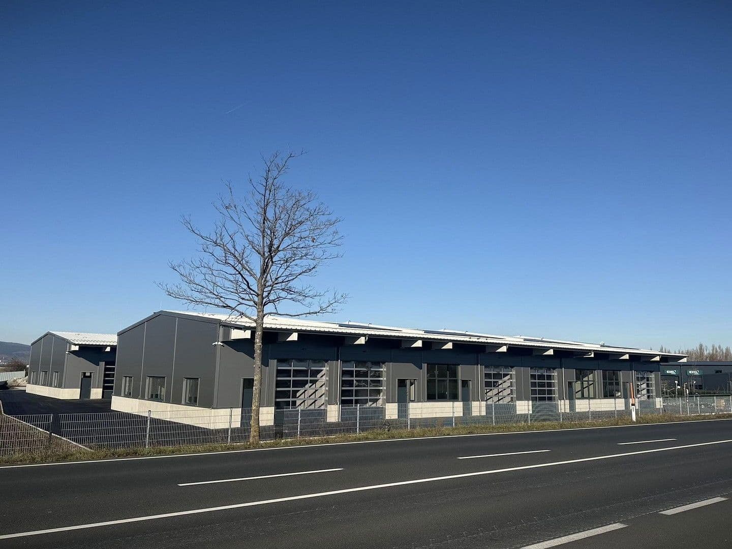 Pronájem nebytového prostoru 2.082 m², Gewerbepark B17 / II / Straße 3 / Objekt 11, Teesdorf, Dolní Rakousko Pronájem nebytového prostoru 2.082 m², Gewerbepark B17 / II / Straße 3 / Objekt 11, Teesdorf, Dolní Rakousko