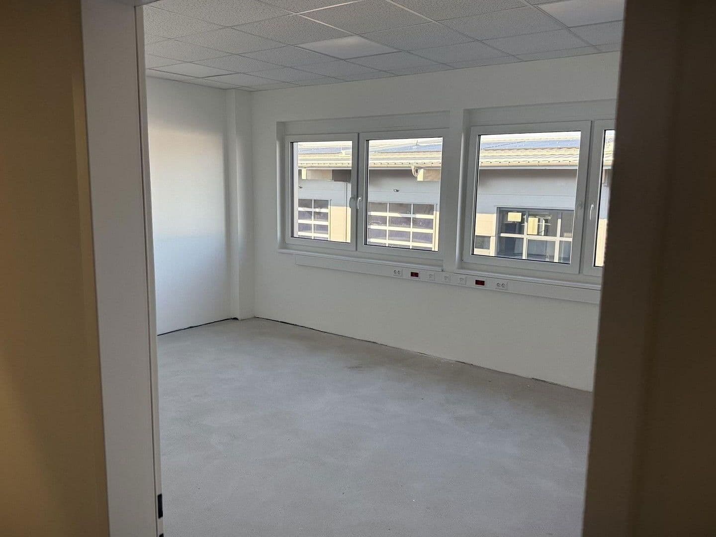 Pronájem nebytového prostoru 2.082 m², Gewerbepark B17 / II / Straße 3 / Objekt 11, Teesdorf, Dolní Rakousko Pronájem nebytového prostoru 2.082 m², Gewerbepark B17 / II / Straße 3 / Objekt 11, Teesdorf, Dolní Rakousko