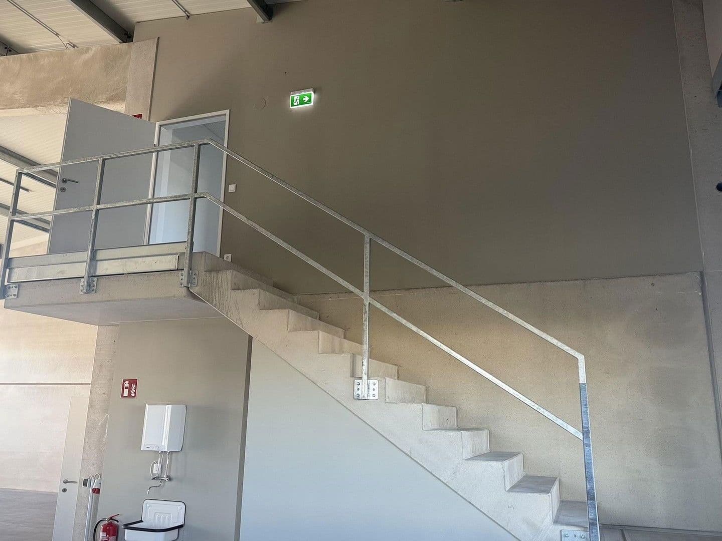 Pronájem nebytového prostoru 2.082 m², Gewerbepark B17 / II / Straße 3 / Objekt 11, Teesdorf, Dolní Rakousko Pronájem nebytového prostoru 2.082 m², Gewerbepark B17 / II / Straße 3 / Objekt 11, Teesdorf, Dolní Rakousko