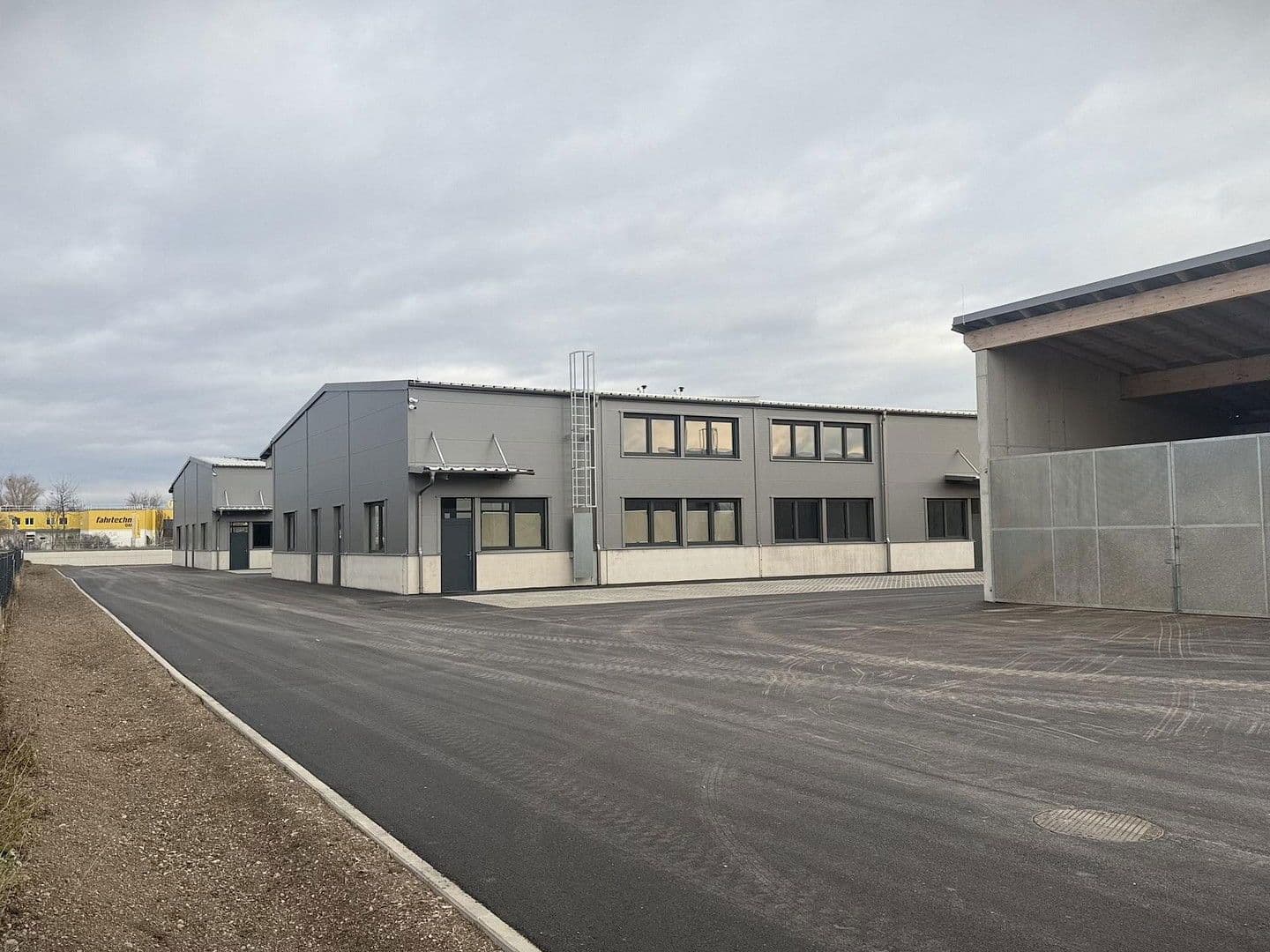 Pronájem nebytového prostoru 2.082 m², Gewerbepark B17 / II / Straße 3 / Objekt 11, Teesdorf, Dolní Rakousko Pronájem nebytového prostoru 2.082 m², Gewerbepark B17 / II / Straße 3 / Objekt 11, Teesdorf, Dolní Rakousko