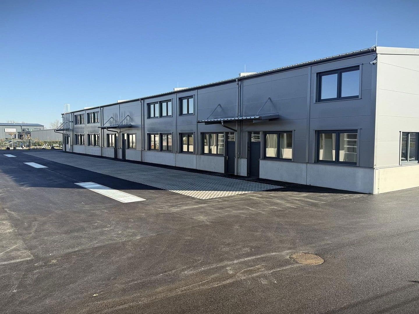 Pronájem nebytového prostoru 2.082 m², Gewerbepark B17 / II / Straße 3 / Objekt 11, Teesdorf, Dolní Rakousko Pronájem nebytového prostoru 2.082 m², Gewerbepark B17 / II / Straße 3 / Objekt 11, Teesdorf, Dolní Rakousko