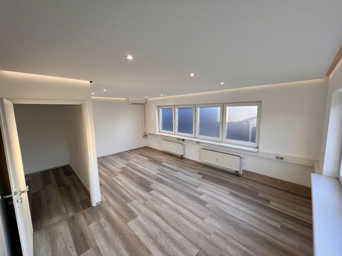 Pronájem kanceláře 80 m², Schwetzingen, Bádensko-Württembersko Pronájem kanceláře 80 m², Schwetzingen, Bádensko-Württembersko