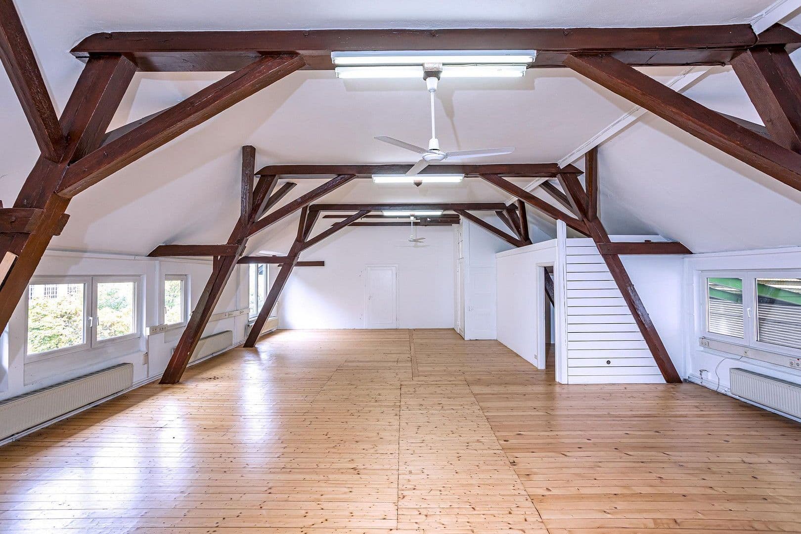 Pronájem nebytového prostoru 15.000 m², Schiltachstrasse, 28, Schramberg, Bádensko-Württembersko Pronájem nebytového prostoru 15.000 m², Schiltachstrasse, 28, Schramberg, Bádensko-Württembersko