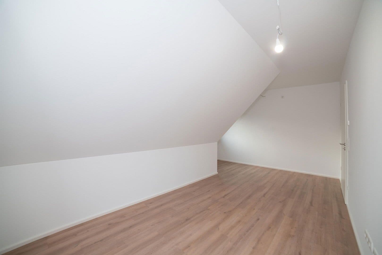 Pronájem bytu 4+kk 112 m², Brunnenweg 2A, Kamenec, Sasko Pronájem bytu 4+kk 112 m², Brunnenweg 2A, Kamenec, Sasko