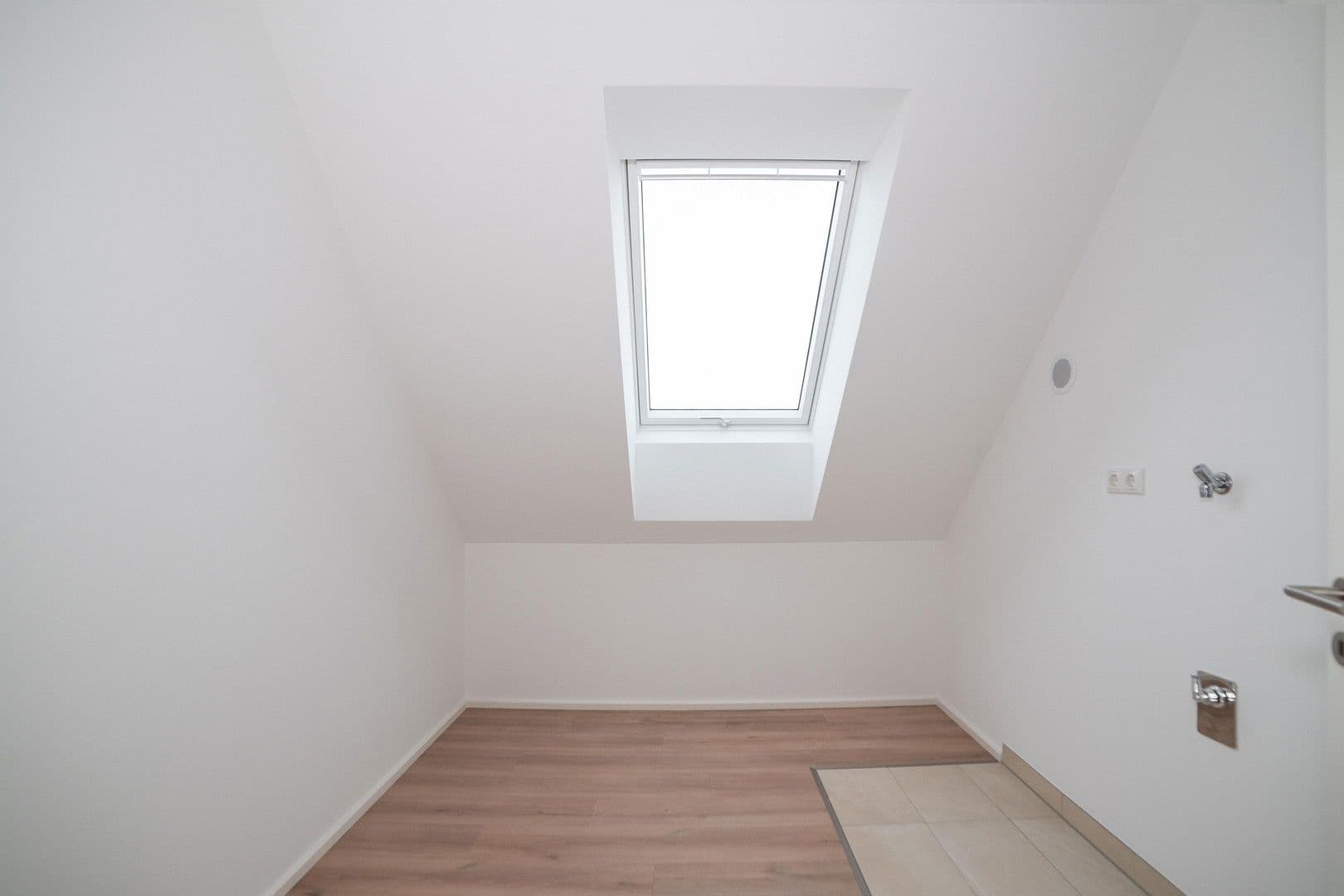 Pronájem bytu 4+kk 112 m², Brunnenweg 2A, Kamenec, Sasko Pronájem bytu 4+kk 112 m², Brunnenweg 2A, Kamenec, Sasko