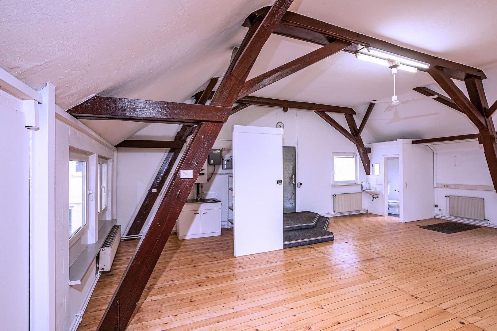 Pronájem kanceláře 122 m², Schiltachstraße 44, Schramberg, Bádensko-Württembersko Pronájem kanceláře 122 m², Schiltachstraße 44, Schramberg, Bádensko-Württembersko