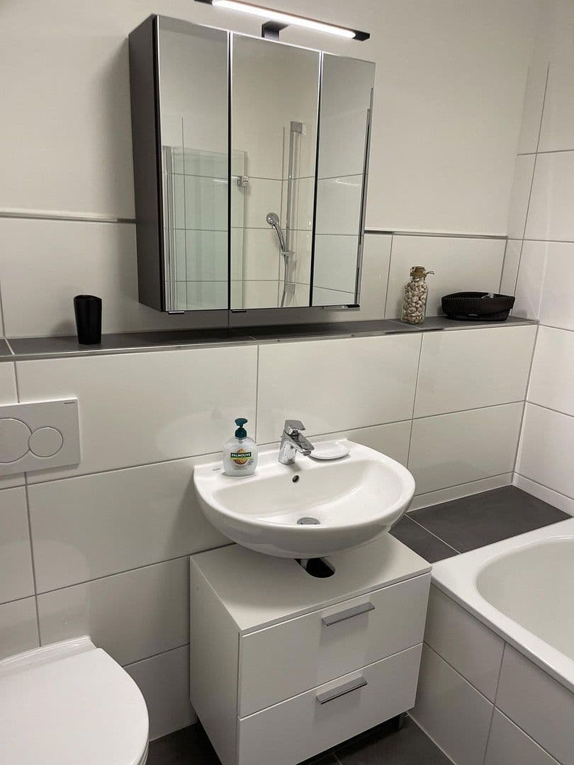 Pronájem bytu 2+1 54 m², Rauenthaler Straße 11A, Wiesbaden, Hessen Pronájem bytu 2+1 54 m², Rauenthaler Straße 11A, Wiesbaden, Hessen