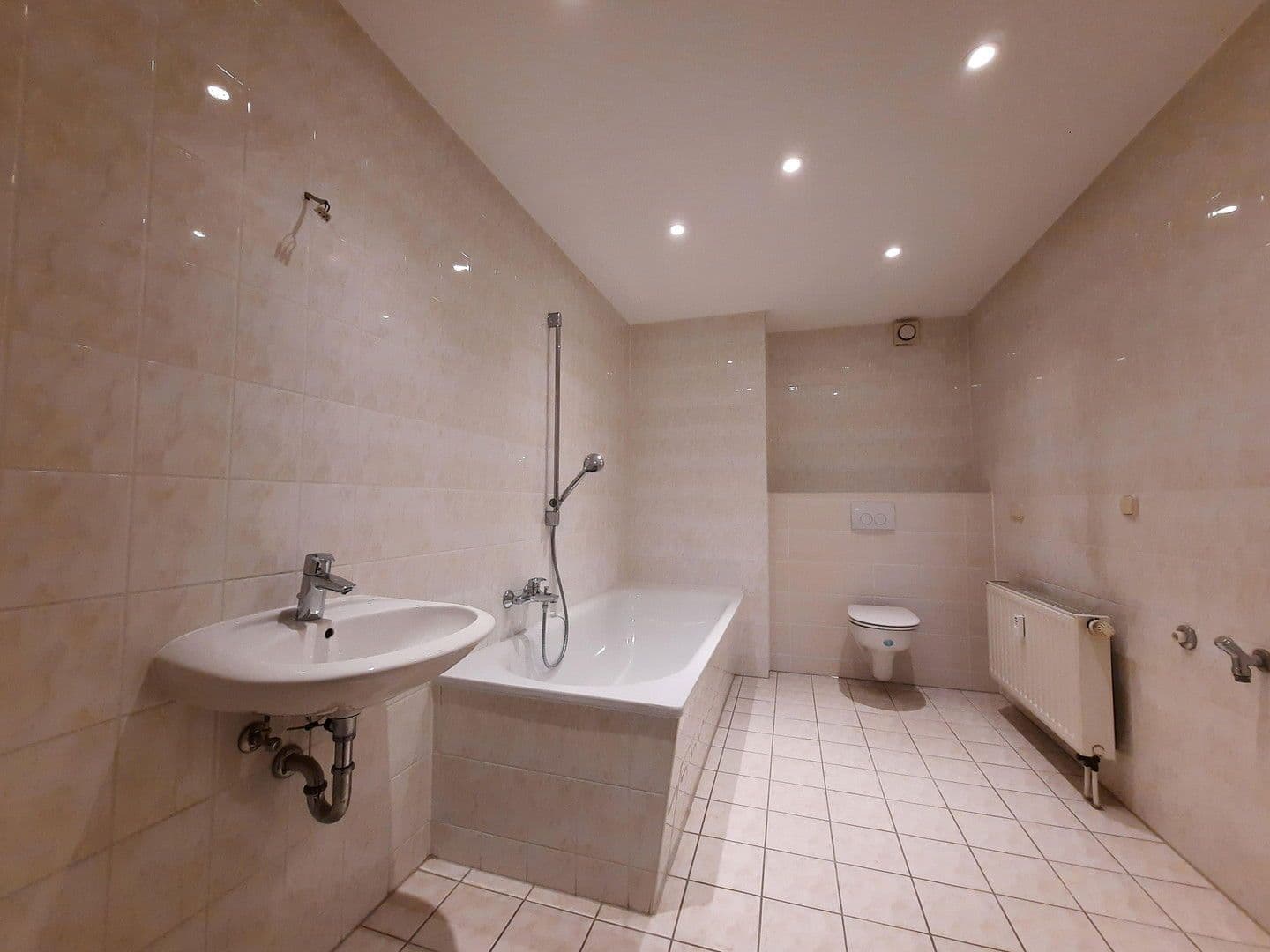 Pronájem domu 77 m², pozemek 200 m², Chemnitzer Str. 15, Limbach-Oberfrohna, Sasko Pronájem domu 77 m², pozemek 200 m², Chemnitzer Str. 15, Limbach-Oberfrohna, Sasko