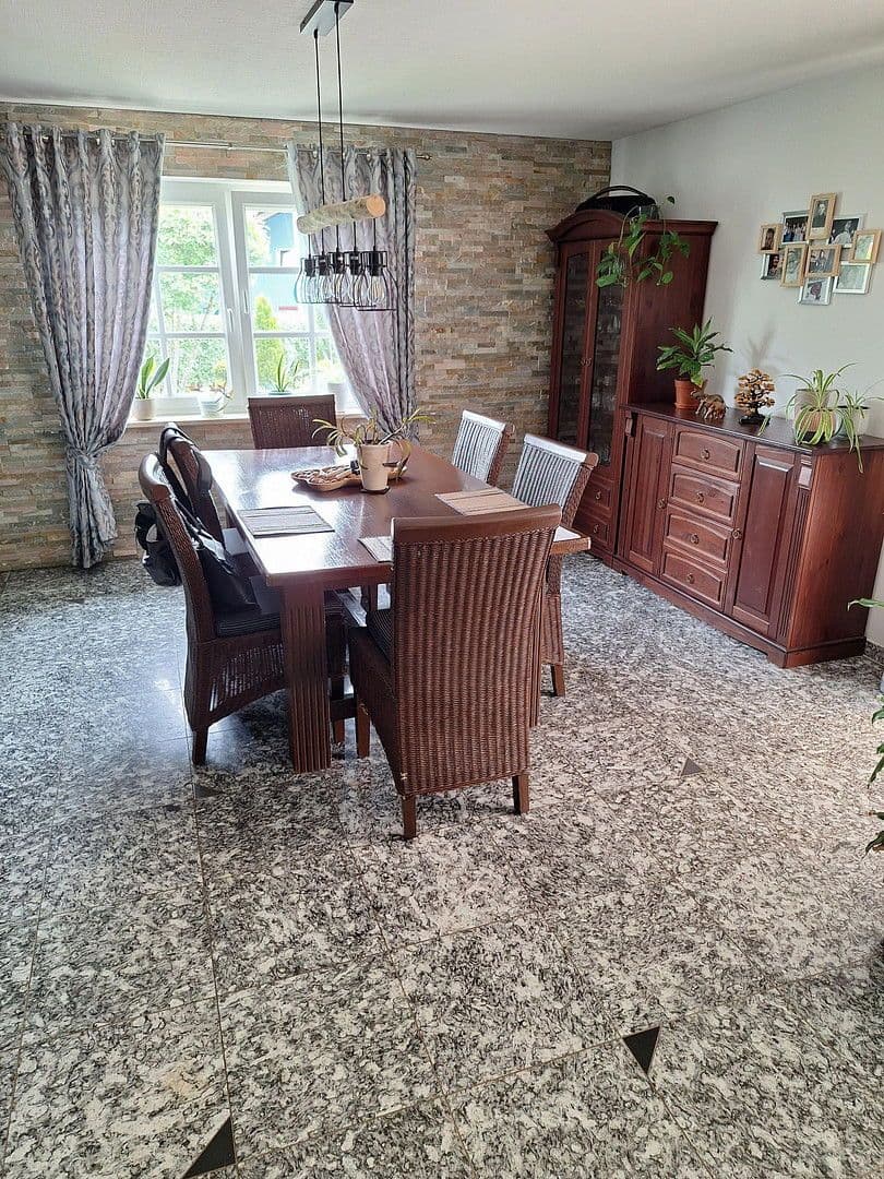 Prodej domu 175 m², pozemek 757 m², Krokusweg 1, Münsingen, Bádensko-Württembersko Prodej domu 175 m², pozemek 757 m², Krokusweg 1, Münsingen, Bádensko-Württembersko