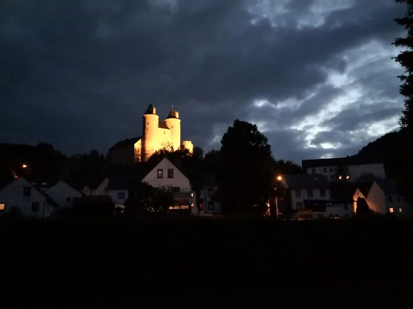 Prodej domu 240 m², pozemek 2.468 m², Mürlenbach, Porýní-Falc Prodej domu 240 m², pozemek 2.468 m², Mürlenbach, Porýní-Falc