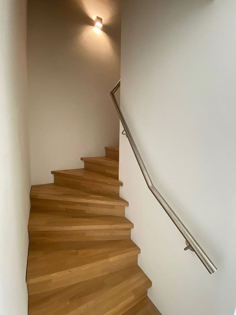 Prodej domu 139 m², pozemek 122 m², Rotkehlchenweg 134, Wiesbaden-Nordenstadt, Hessen Prodej domu 139 m², pozemek 122 m², Rotkehlchenweg 134, Wiesbaden-Nordenstadt, Hessen